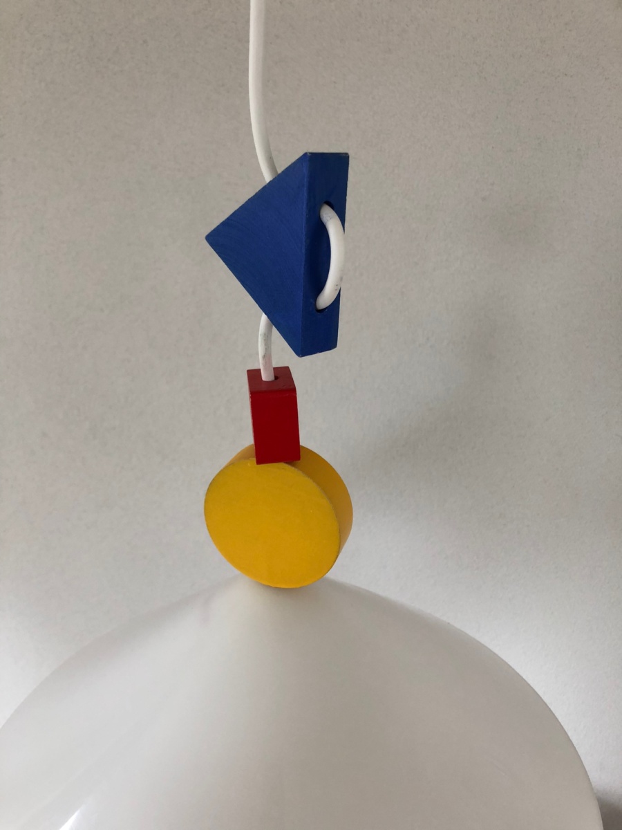IKEA Stoja hanglamp in Memphis stijl met kleurrijke geometrische vormen