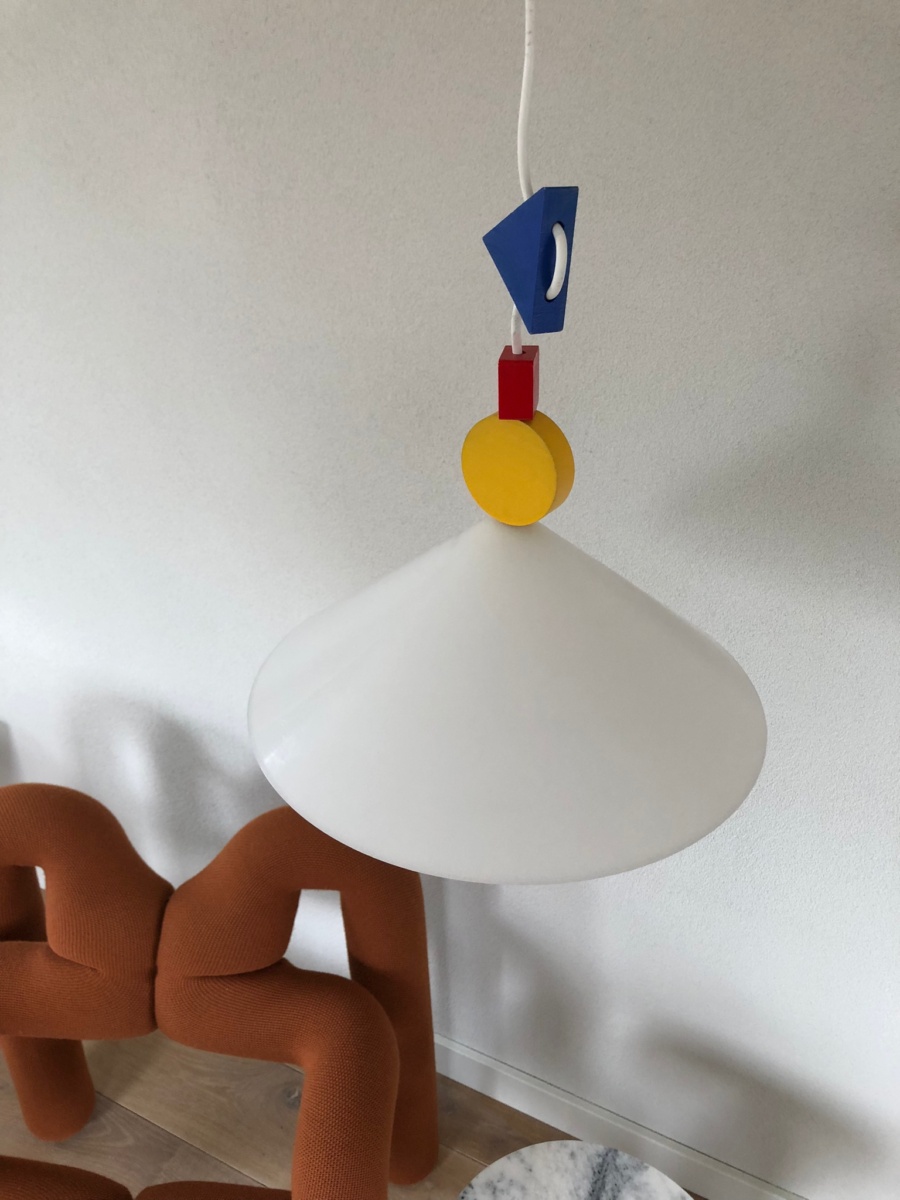 IKEA Stoja hanglamp in Memphis stijl met kleurrijke geometrische vormen