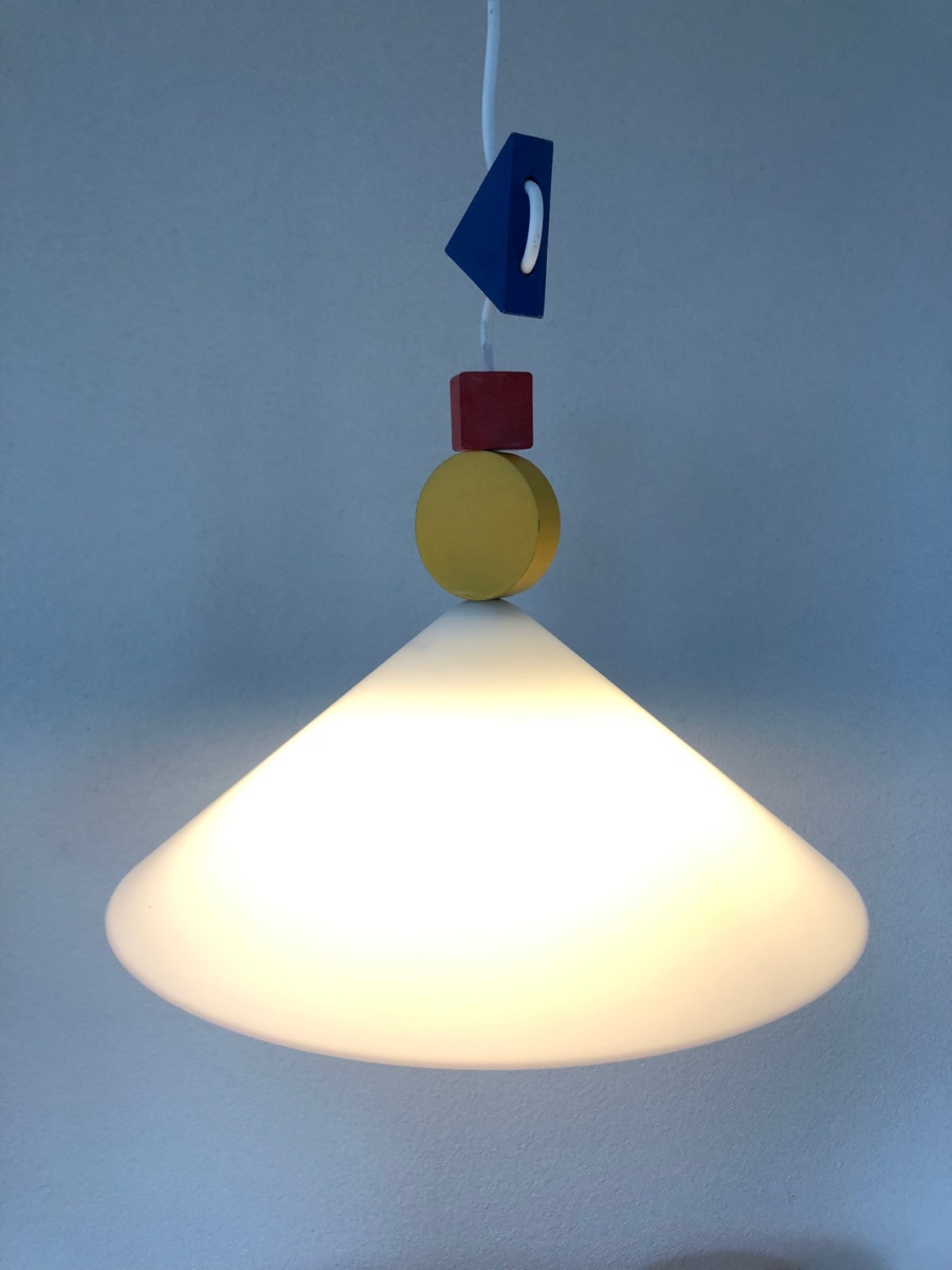 IKEA Stoja hanglamp in Memphis stijl met kleurrijke geometrische vormen