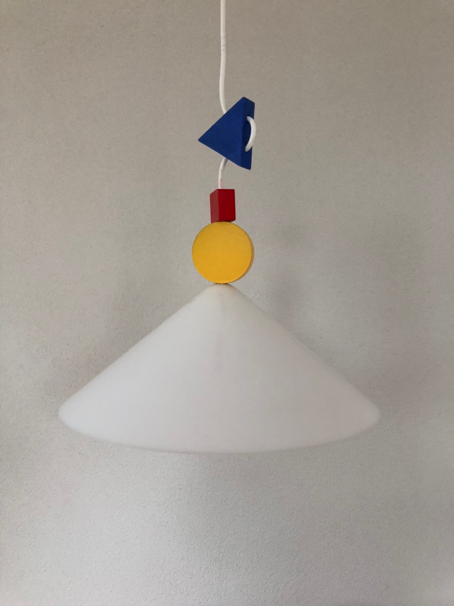 IKEA Stoja hanglamp in Memphis stijl met kleurrijke geometrische vormen