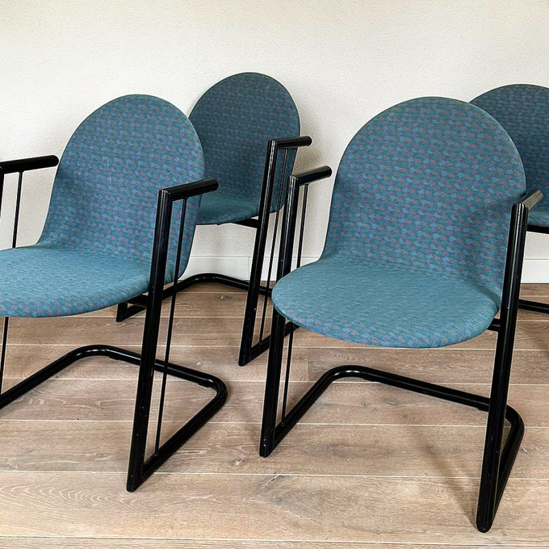 Set 4 Avant eetkamerstoelen (€145)