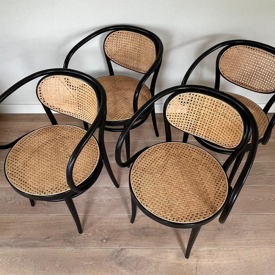 4 Thonet 210 R eetkamerstoelen (verkocht)