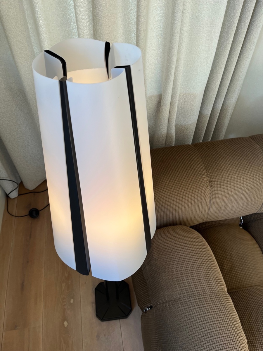 Grote IKEA Vistofta vloerlamp in zwart met metalen afwerking