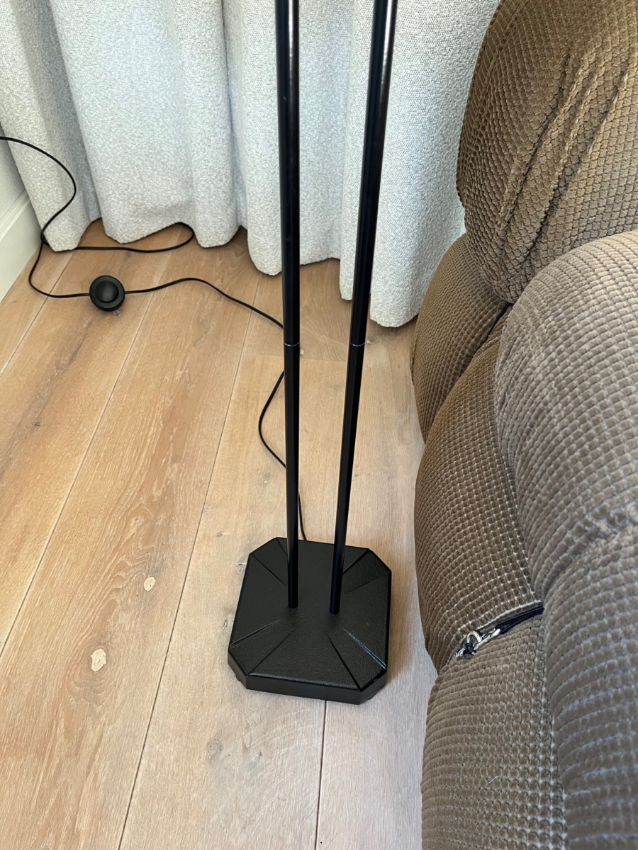 Grote IKEA Vistofta vloerlamp in zwart met metalen afwerking