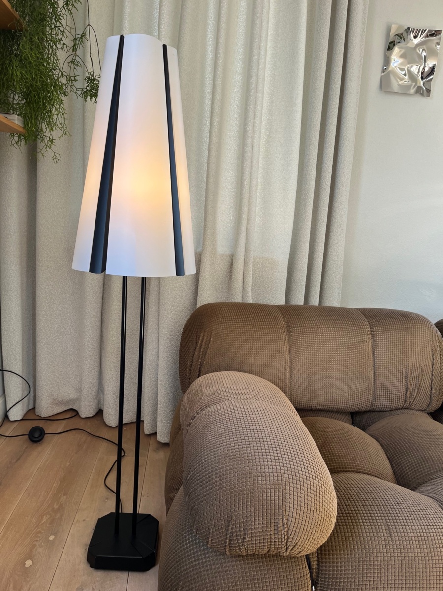 Grote IKEA Vistofta vloerlamp in zwart met metalen afwerking