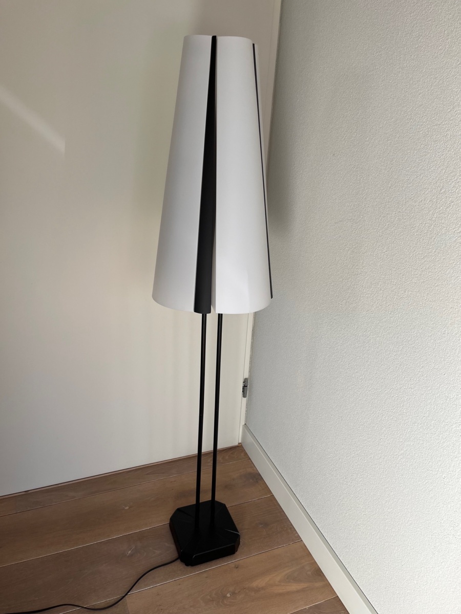 Grote IKEA Vistofta vloerlamp in zwart met metalen afwerking