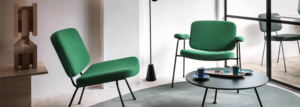 Gezellige leeshoek met comfortabele designfauteuil en bijpassende vloerlamp Op zoek naar de mooiste designfauteuils? Ontdek hier 12 stijlvolle fauteuils voor elk interieur. Van modern tot klassiek