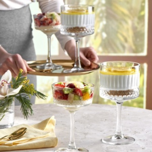 Gouden champagneglazen – Pasabahce Elysia coupe met romantische details en glamour. Champagneglazen kopen, de mooiste champagneglazen voor elke interieurstijl. Van klassiek tot modern, deze selectie maakt het feestelijk.