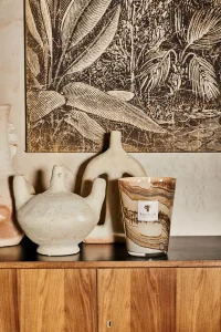 Stijlvolle geurkaars in glazen pot met luxe uitstraling voor sfeervolle interieurdecoratie