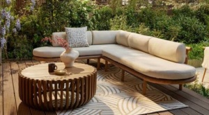 Buitenkleden op terras met loungeset en planten – sfeervolle tuinsetting Stijlvolle buitenkleden voor jouw tuin of balkon