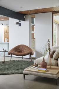 Label Tripoli fauteuil met leren bekleding in modern interieur, designfauteuils