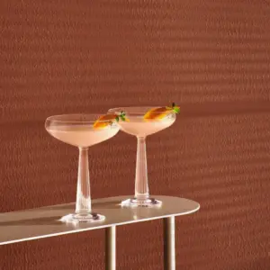 Minimalistische champagneglazen van Nude Glass Big Top – strak, elegant en ideaal voor designliefhebbers. Champagneglazen kopen, de mooiste champagneglazen voor elke interieurstijl. Van klassiek tot modern, deze selectie maakt het feestelijk.