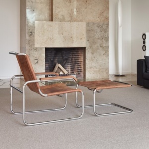 Thonet S35L industriële designfauteuil met metalen frame en leren bekleding in loftstijl interieur