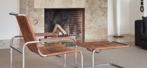 Modern interieur met diverse designfauteuils in een lichte woonkamer met houten vloer, designfauteuils