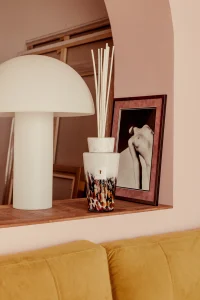 De mooiste stijlvolle geurkaarsen Stijlvolle geurkaars in glazen pot met luxe uitstraling voor sfeervolle interieurdecoratie