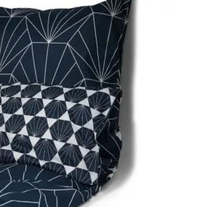 Dekbed Bed met blauw hexagonpatroon beddengoed en houten nachtkastje – Blauwe woonaccessoires dé trend voor een eclectisch interieur