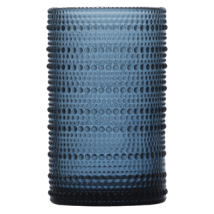 Donkerblauw longdrinkglas met ribbelstructuur op een gedekte tafel – Blauwe woonaccessoires dé trend voor een eclectisch interieur