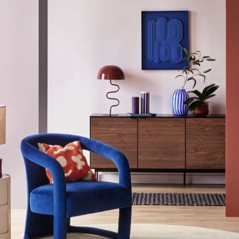 Blauwe woonaccessoires dé trend voor een eclectisch interieur