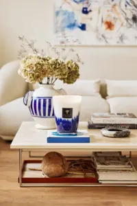 Baobab Luxe geurkaars in blauw glas op een marmeren dressoir – Blauwe woonaccessoires dé trend voor een eclectisch interieur