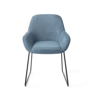 Nijhuis Meubels Eetkamerstoel met blauwe bekleding aan een houten eettafel – Blauwe woonaccessoires dé trend voor een eclectisch interieur