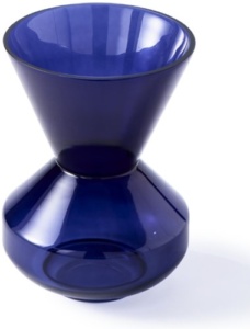 Pols Potten Sculpturale blauwe vaas op een marmeren bijzettafel – Blauwe woonaccessoires dé trend voor een eclectisch interieur