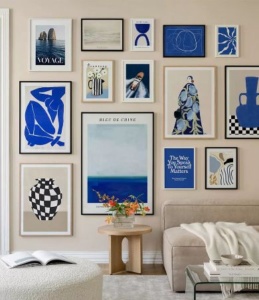 Sfeervolle woonkamer met blauwe woonaccessoires – Blauwe woonaccessoires dé trend voor een eclectisch interieur