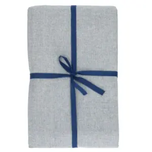 Dille en Kamille Blauw biologisch katoenen tafelkleed op een eettafel met servies – Blauwe woonaccessoires dé trend voor een eclectisch interieur