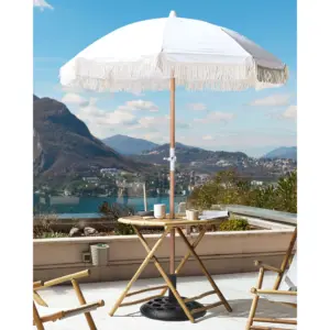 Vrolijk gekleurde parasols met franjes: dé zomerse trend van 2025 de interieurcharmeur fonq.nl wit franje