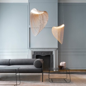 Luceplan Illan hanglamp met golvende houten structuur, zwevend boven de eettafel – Japandi hanglamp de interieurcharmeur mister design