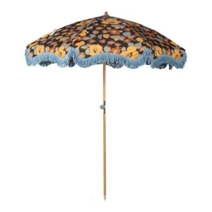 Vrolijk gekleurde parasols met franjes: dé zomerse trend van 2025 de interieurcharmeur fonq.nl vintage blauw 