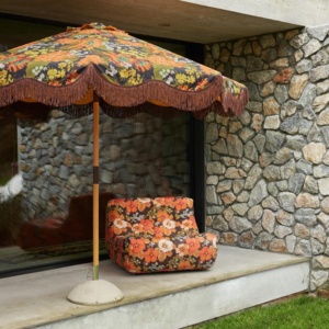 Vrolijk gekleurde parasols met franjes: dé zomerse trend van 2025 de interieurcharmeur fonq.nl vintage oma bloemen