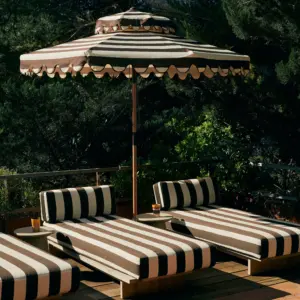 Vrolijk gekleurde parasols met franjes: dé zomerse trend van 2025 de interieurcharmeur fonq.nl elle decoration bruin beige gestreept