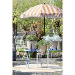 Vrolijk gekleurde parasols met franjes: dé zomerse trend van 2025 de interieurcharmeur fonq.nl bruin wit gestreept