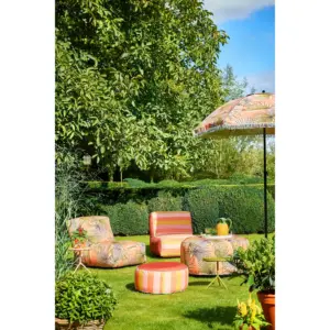 Vrolijk gekleurde parasols met franjes: dé zomerse trend van 2025 de interieurcharmeur fonq.nl roze bloemen wit