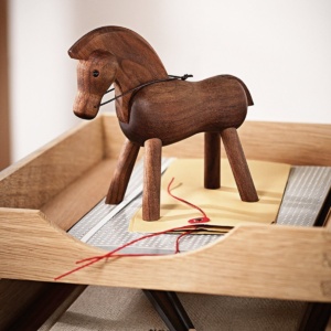 Interieurdecoratie met dierfiguren – stijlvol en modern – Dieren design items – Mister Design – Decoratieve design accessoires in dierenvorm hout hond Kay Bojesen