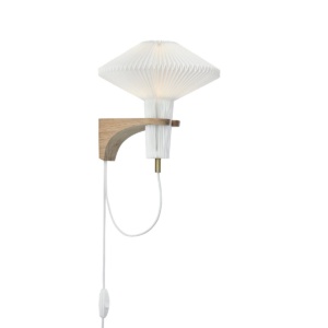 Le Klint Classic wandlamp model 204 met geplooide origami-achtige kap en gebogen armatuur – Japandi wandlamp