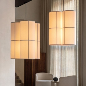 Clusterhanglamp Hashira van Audo Copenhagen: drie slanke textielcilinders hangend op verschillende hoogtes – Japandi hanglamp