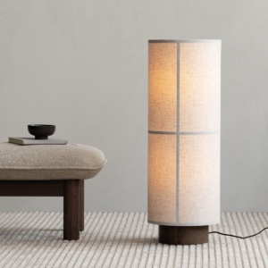 Hashira vloerlamp van Audo Copenhagen: cilindrische textielkap op houten basis – Japandi vloerlamp de interieurcharmeur mister design