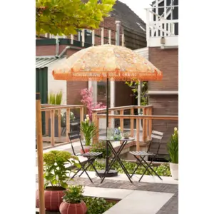 Vrolijk gekleurde parasols met franjes: dé zomerse trend van 2025 de interieurcharmeur fonq.nl geel oranje bloemen