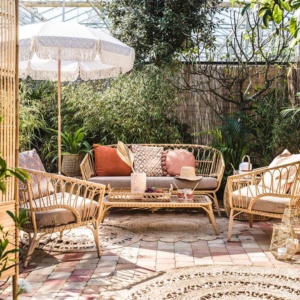 Vrolijk gekleurde parasols met franjes: dé zomerse trend van 2025 de interieurcharmeur fonq.nl wit gestipt 
