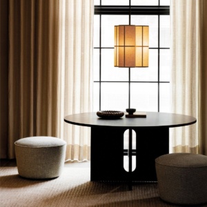 Clusterhanglamp Hashira van Audo Copenhagen: drie slanke textielcilinders hangend op verschillende hoogtes – Japandi hanglamp