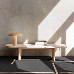 Colette tafellamp ATD6 van &Tradition met geplooide textielkap in poederachtige tint – Japandi tafellamp