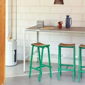 Minimalistische barkrukken in tijdloos design met kleur