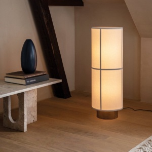 Hashira vloerlamp van Audo Copenhagen: cilindrische textielkap op houten basis – Japandi vloerlamp de interieurcharmeur mister design