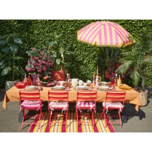 Vrolijk gekleurde parasols met franjes: dé zomerse trend van 2025 de interieurcharmeur fonq.nl roze geel
