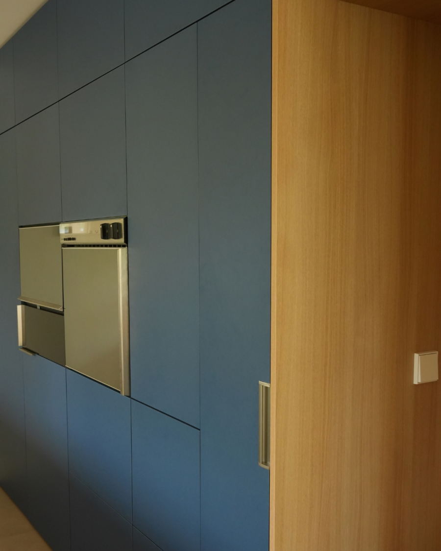 detail maatwerk keuken blauw wand schuifdeur