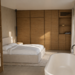 High-end badkamerontwerp bungalow Rotterdam — warm minimalistisch interieur met maatwerk sanitair