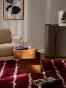 burlwood meubels Brutalistische houten bijzettafel Simon met kubusvormige compositie