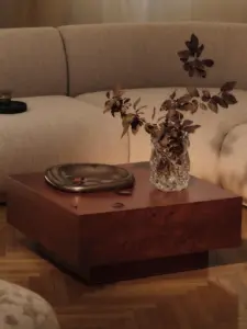 burlwood meubels Vierkante burlwood salontafel met opberglade en donker notenhoutfineer