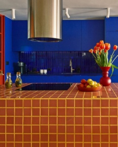 Keuken in kobaltblauw en terracotta, Interieurcharmeur eiland